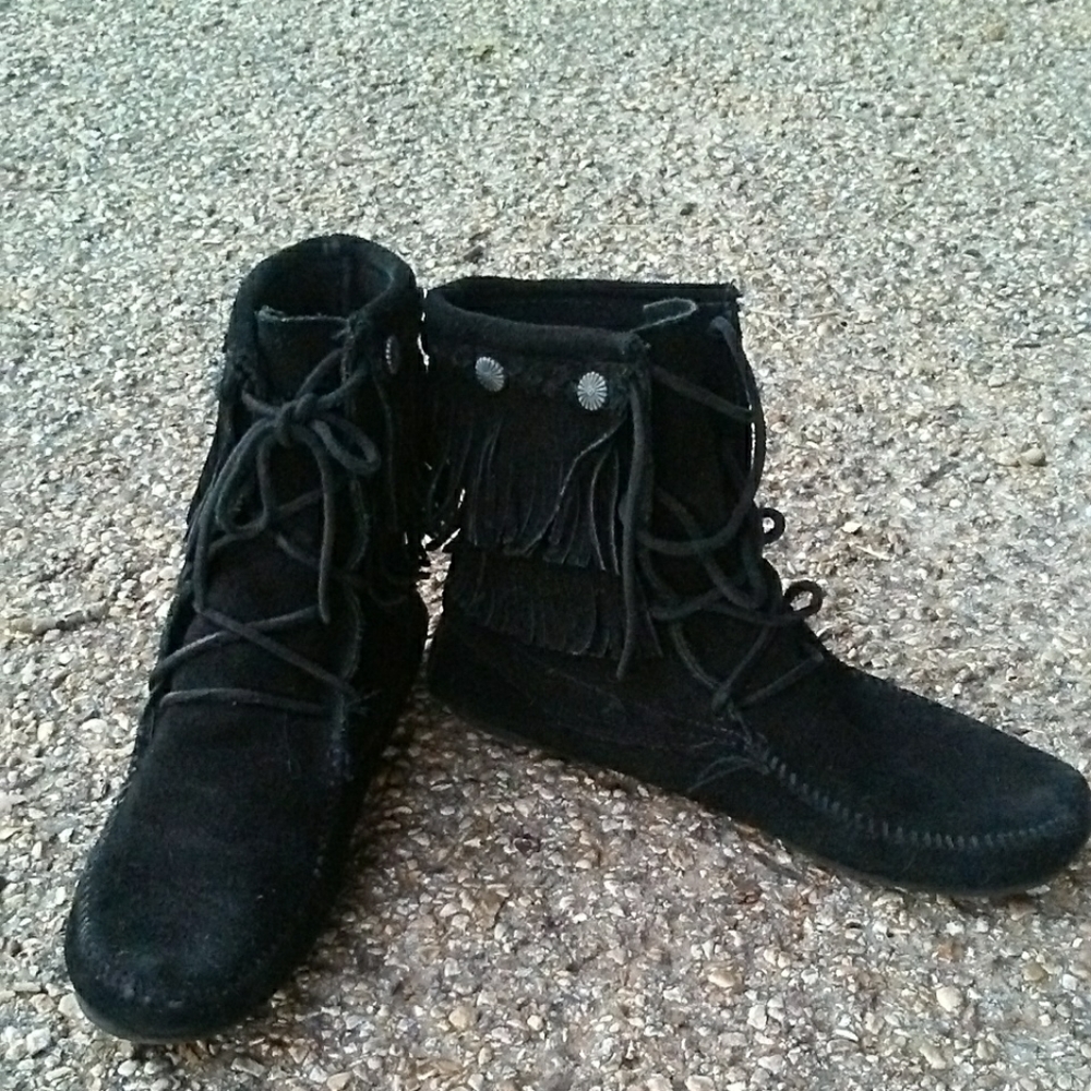 Minnetonka Fringe Ankle Boots · sz 7